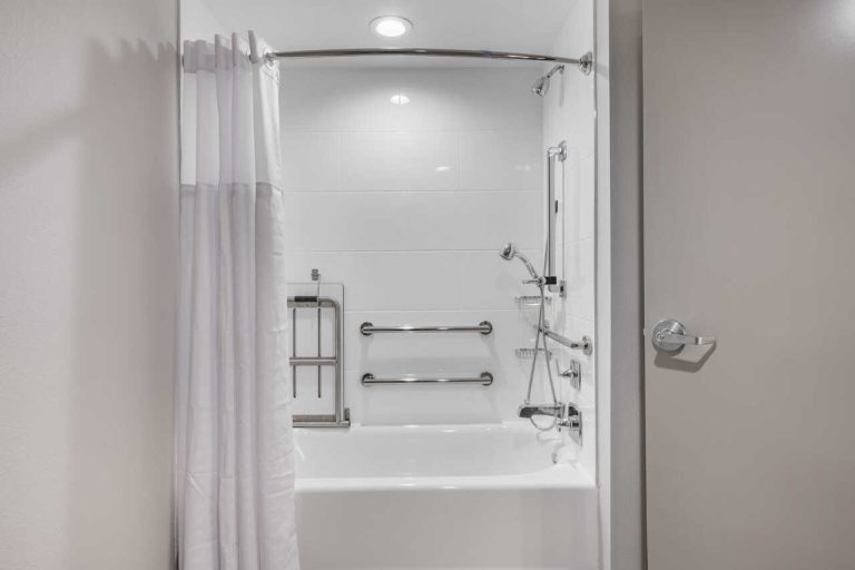 Feasterco-Construction-Comfort-Suites-Guest-Bathroom